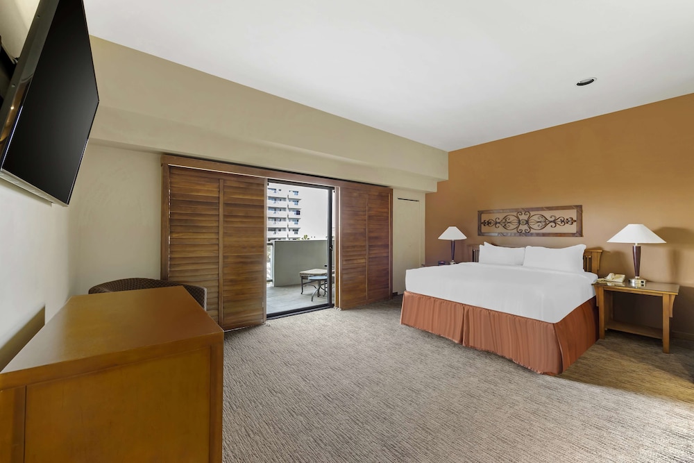 2 Bedroom 2 Kings Pool View Deluxe Suite - Photo 1