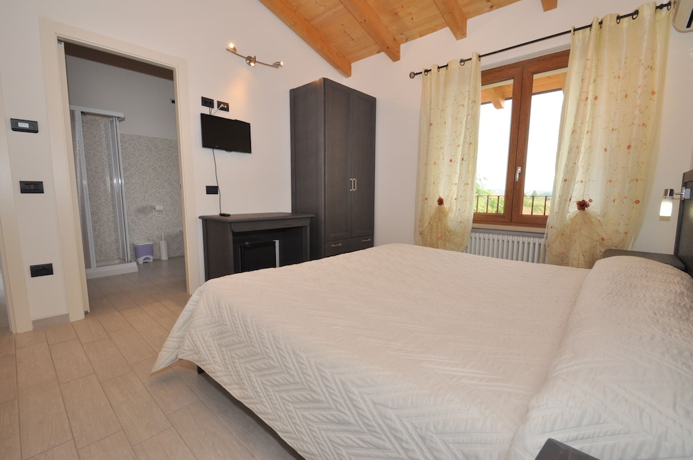 Deluxe Twin Room, 1 Bedroom, Mountain View, Poolside photo 3