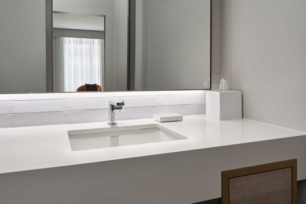 Suite, 1 Bedroom - Photo 2