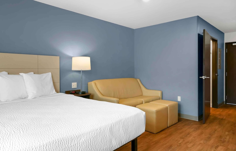 Deluxe Studio, 1 Queen Bed with Sofa bed, Non Smoking, Refrigerator & Microwave photo 1