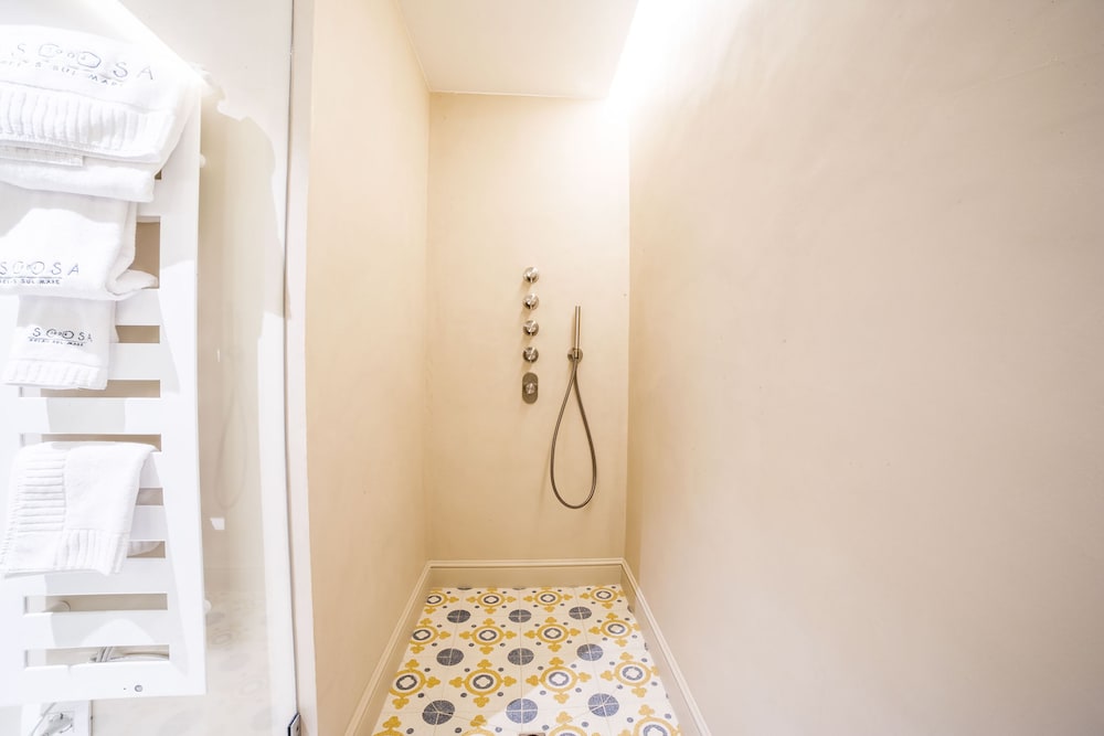 Standard Room, 1 King Bed, Private Bathroom, Courtyard View photo 2