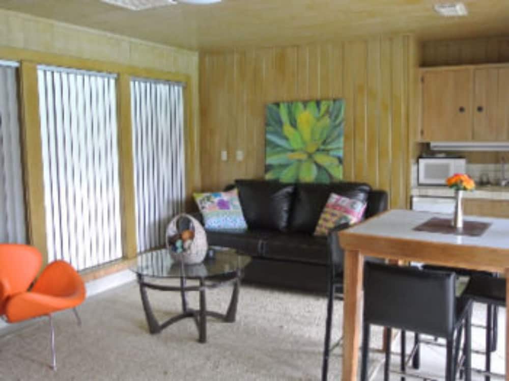 Superior Cabin, Private Bathroom, Pool View (Poolside Cabana ) photo 3