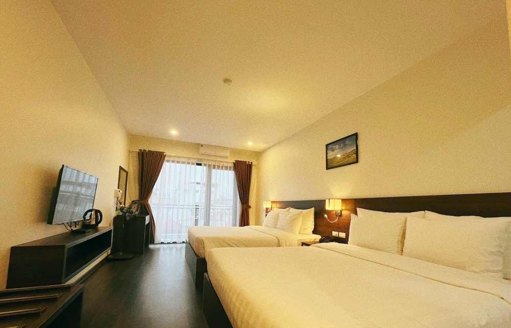 Family Room, 2 Queen Beds, Balcony, City View