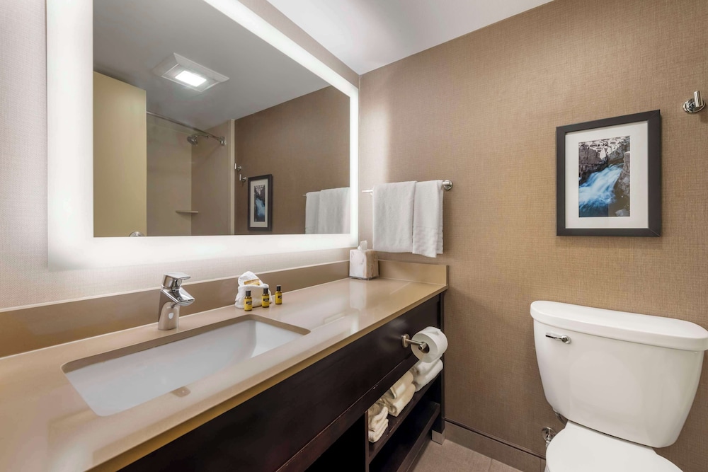 Standard Room, 2 Queen Beds, Non Smoking, Refrigerator & Microwave (2nd Floor) - Photo 5