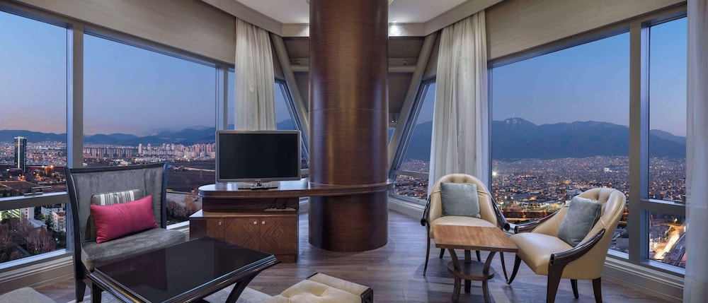 Executive Suite, 1 King Bed, Club Lounge Access
