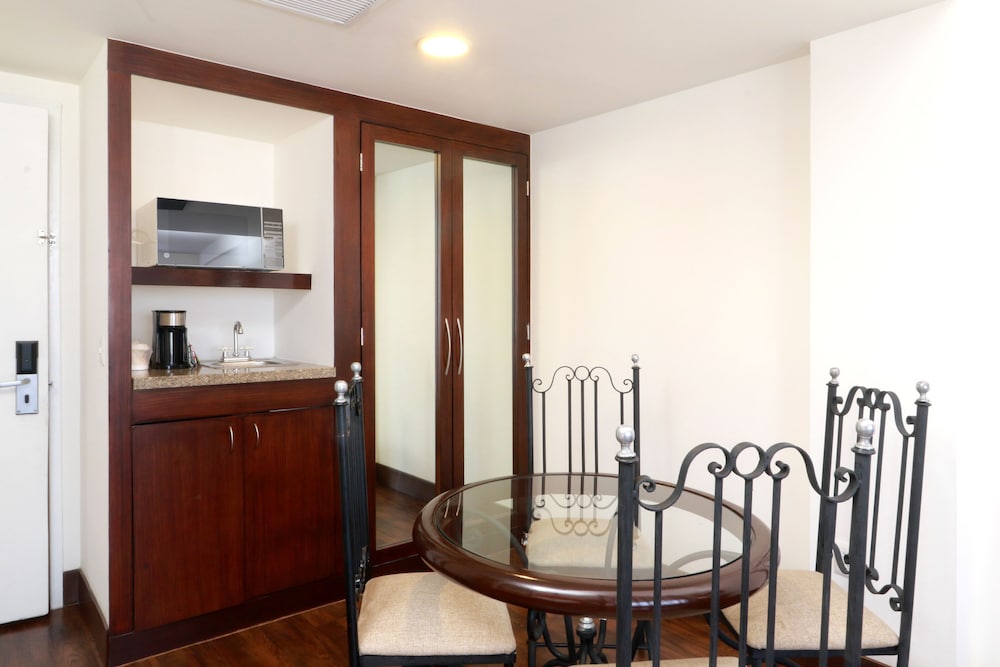 Premium Room, 2 Queen Beds - Photo 3