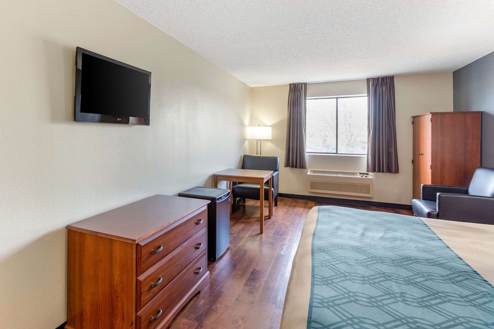 Standard Room, 1 King Bed, Non Smoking - Photo 3