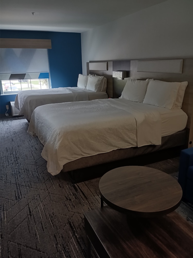 Suite, 2 Queen Beds - Photo 2