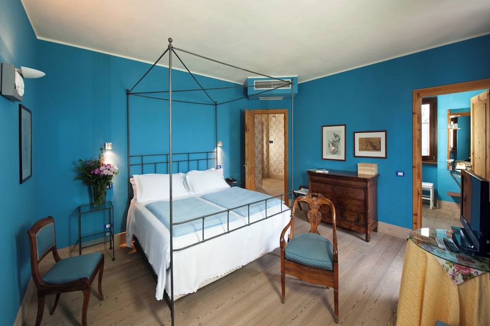 Junior Room, 1 Queen Bed, Balcony, Garden View