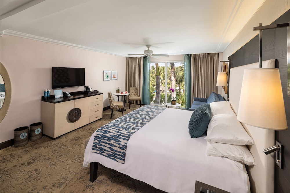 Deluxe Room, 1 King Bed with Sofa bed, Partial Ocean View