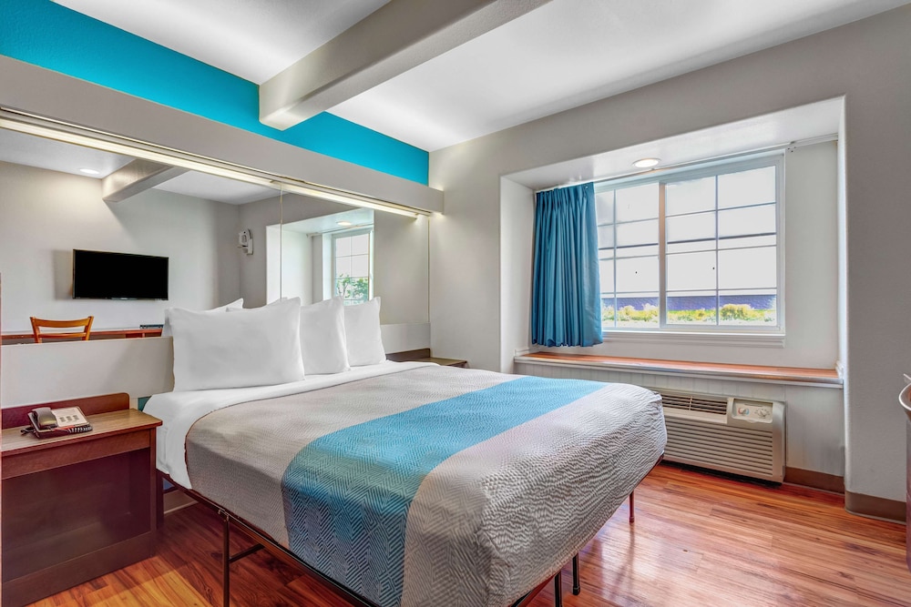 Deluxe Room, 1 Queen Bed, Non Smoking, Kitchenette photo 2