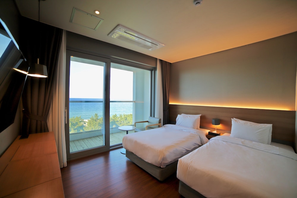 Deluxe Terrace Twin Ocean photo 3
