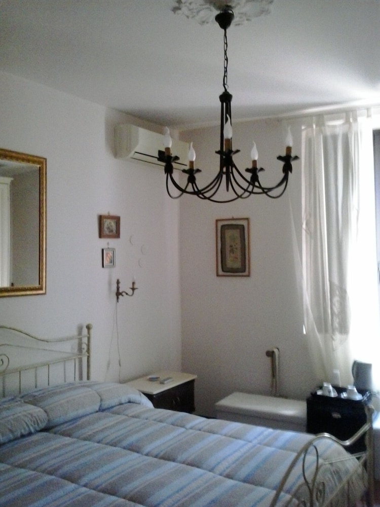 Twin Room, Shared Bathroom photo 2