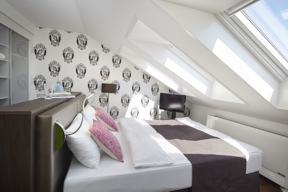 Standard Room, 1 Queen Bed - Photo 1