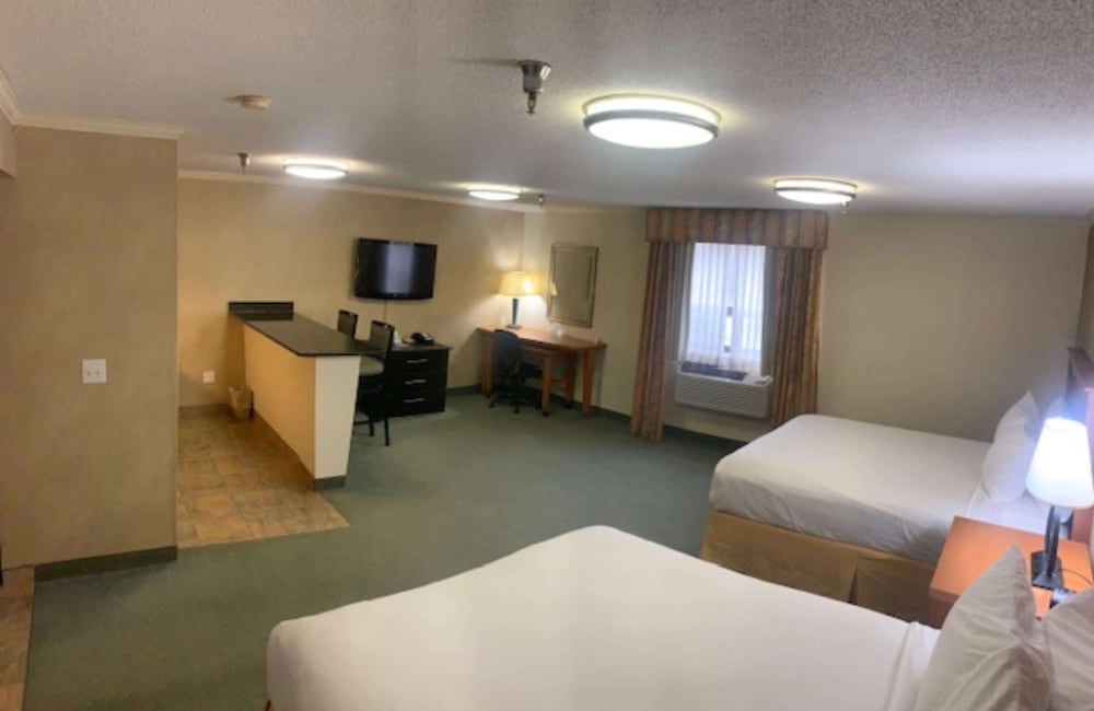 Suite, 2 Queen Beds, Non Smoking, Refrigerator & Microwave photo 3