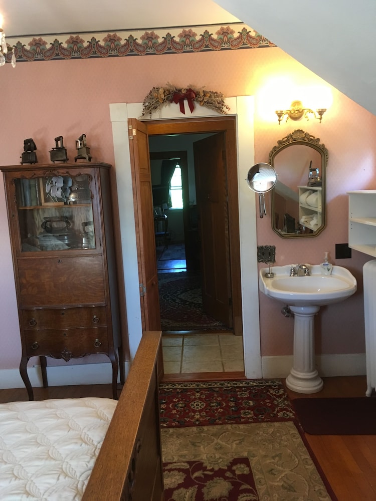 Standard Room, 1 Queen Bed, Non Smoking, Private Bathroom (The Amoeba Room) photo 3
