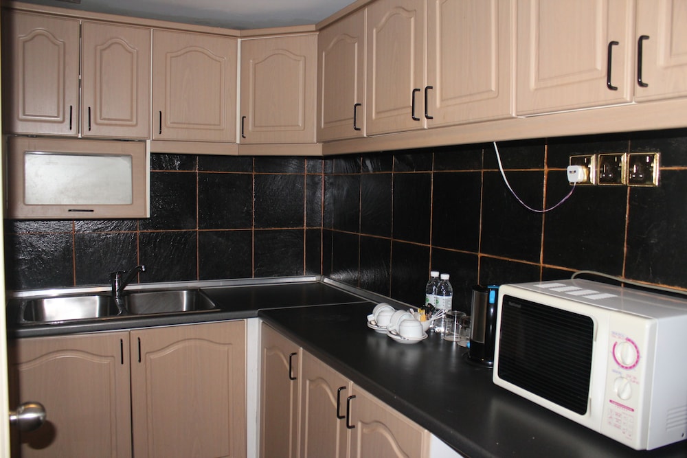 Three Bedroom Apartment - Photo 4