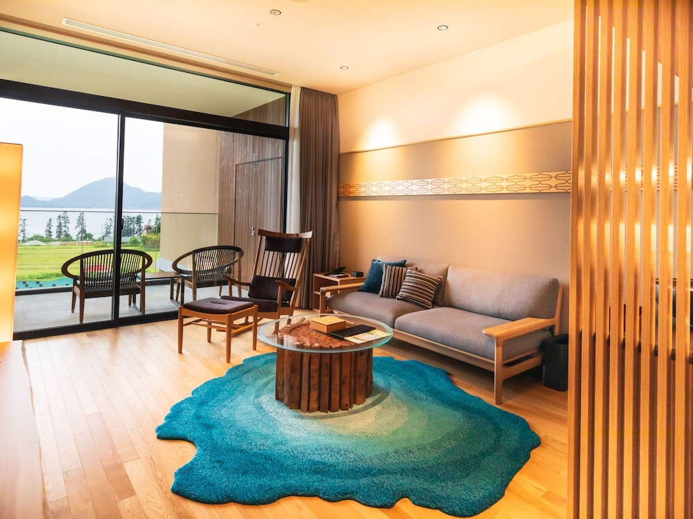 Design Twin Room with Onsen Open-Air Bath (Lake View) East Wing, Non-Smoking - Photo 1