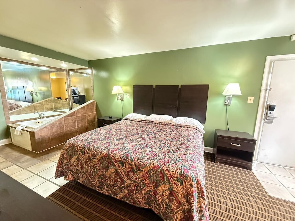 Deluxe Single Room, 1 King Bed, Smoking, Hot Tub