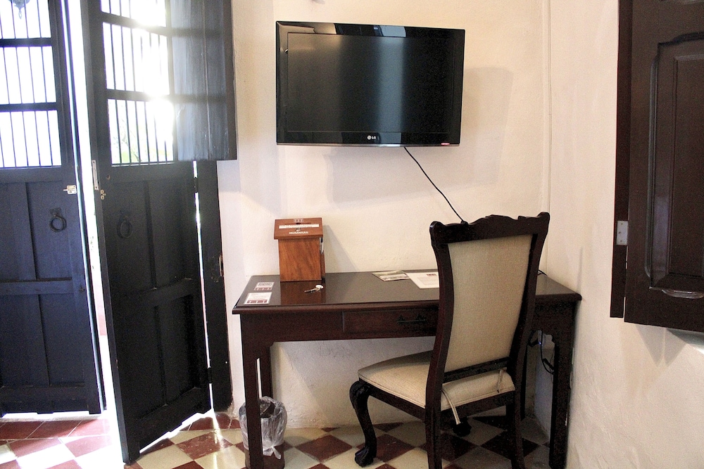 Room, 1 King Bed, Pool View, Ground Floor photo 3