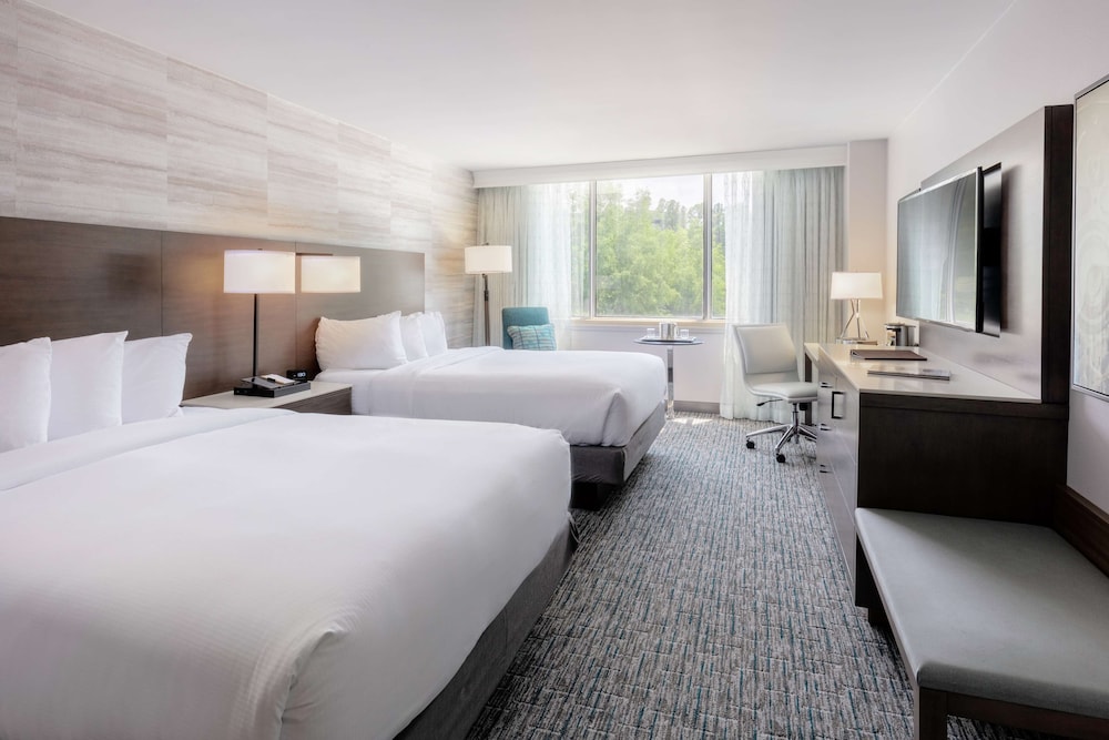 Room, 2 Queen Beds, Accessible (Mobility & Hearing, Roll-In Shower) - Photo 4