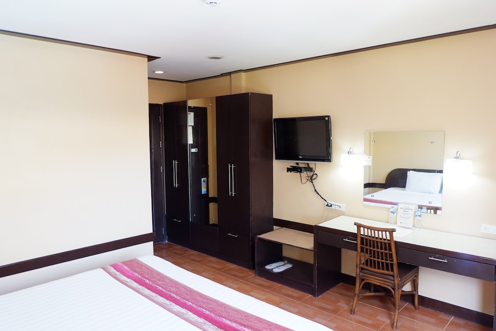 Deluxe Room, Pool View - Photo 9