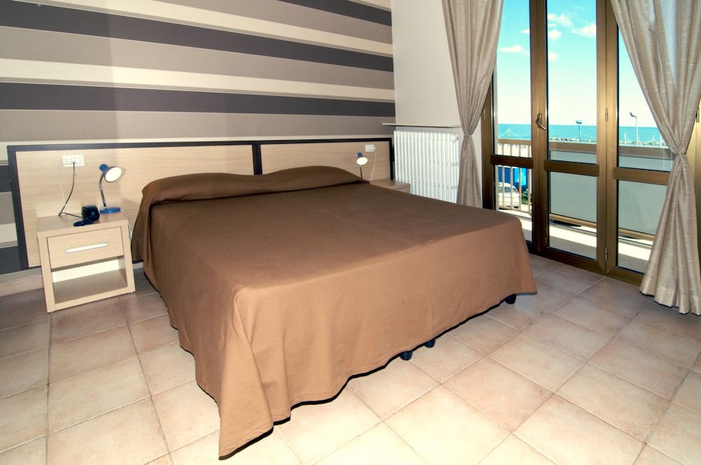 Classic Double Room Single Use, Sea View photo 2
