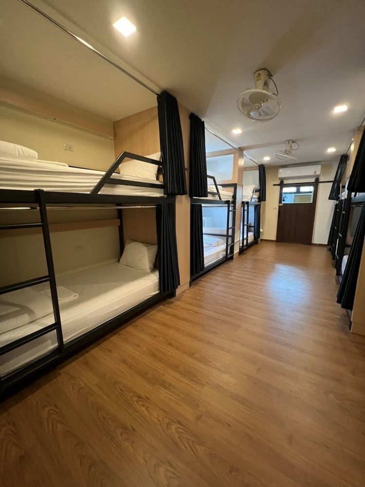 10-Bed Family room with Bathroom