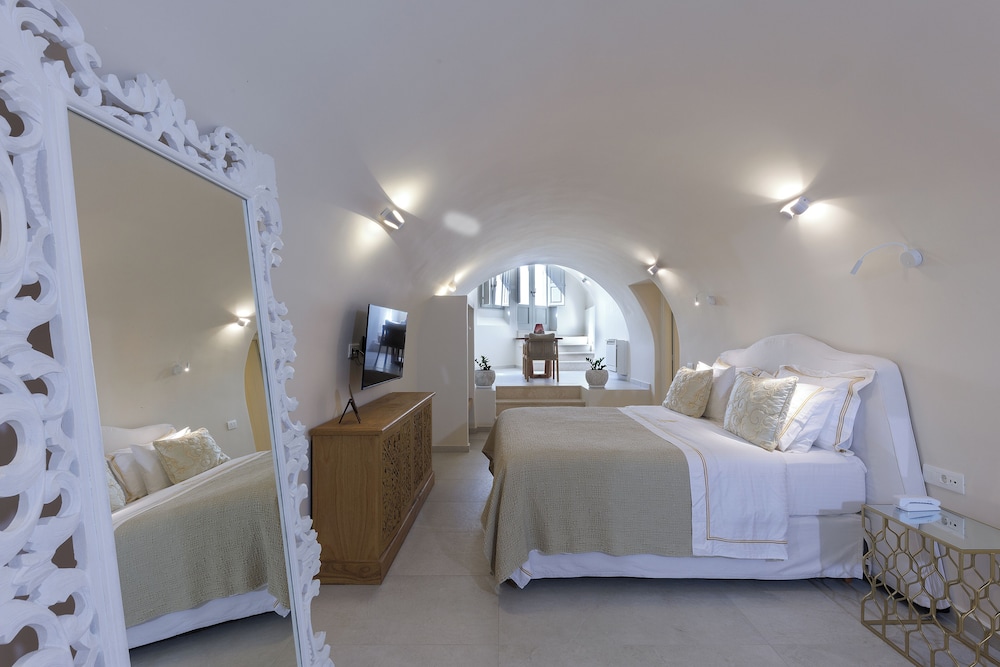 Romantic Cave Suite