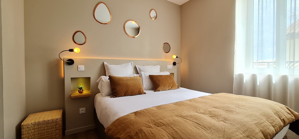 Standard Suite, City View - Photo 9