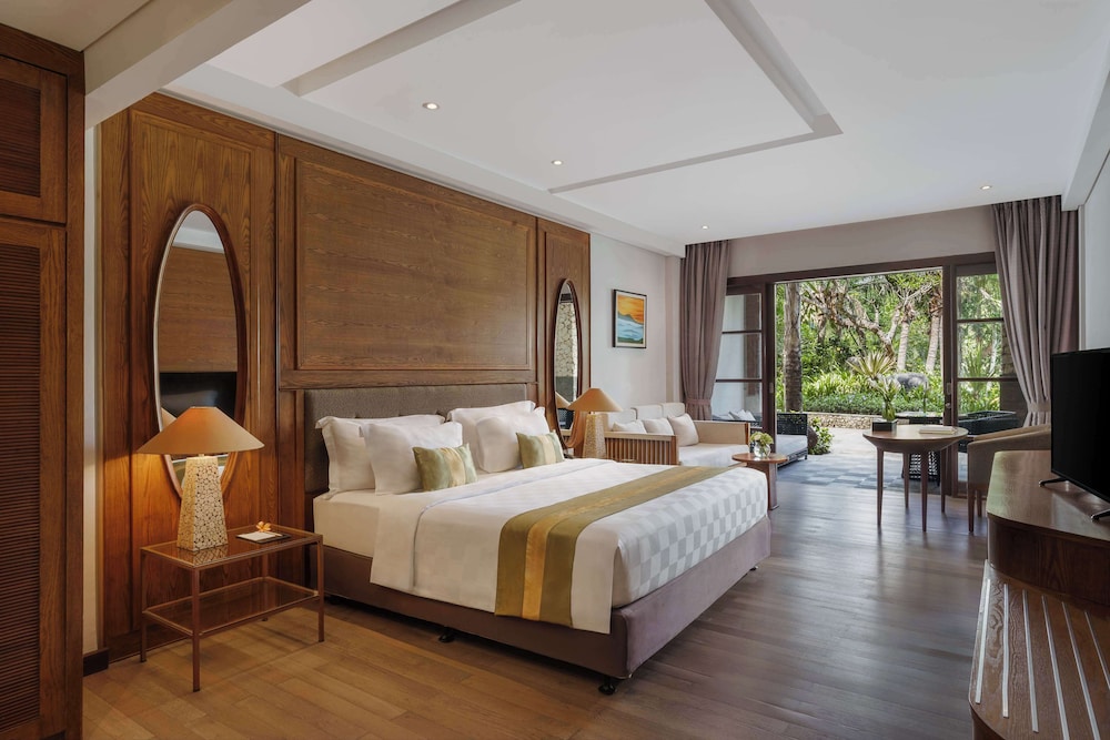 Deluxe Room, 1 King Bed, Balcony, Pool View photo 2