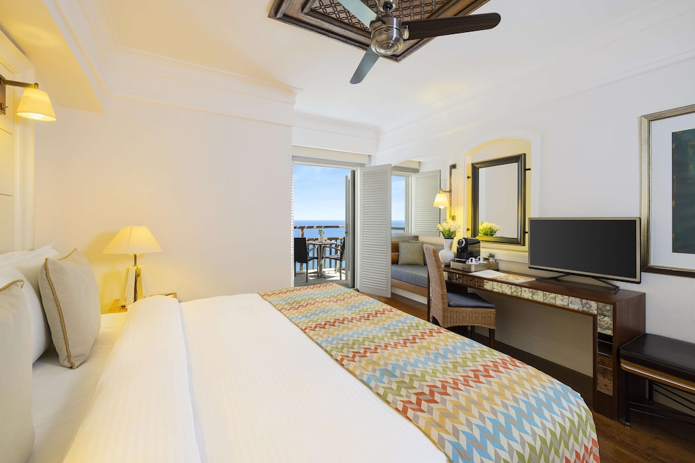 Deluxe Room, 1 King Bed photo 2
