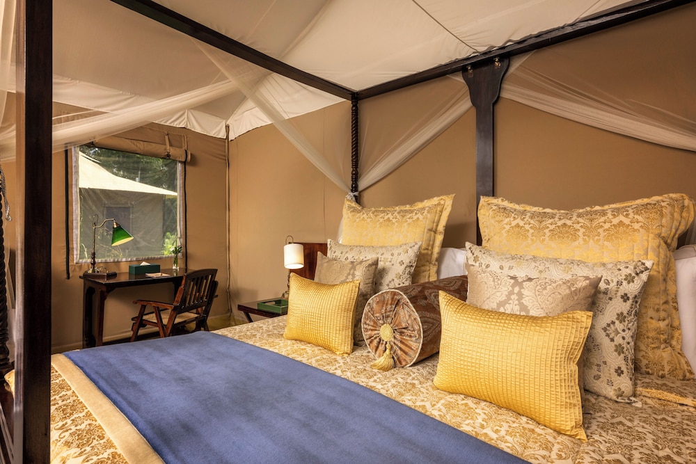 Luxury Tent with King Bed and Private Sitout photo 2