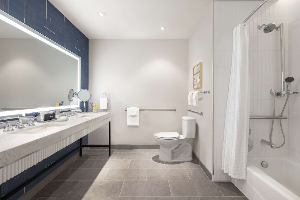 Standard Double Room, 2 Queen Beds, Accessible, Corner (Mobility & Hearing, Bathtub) - Photo 4