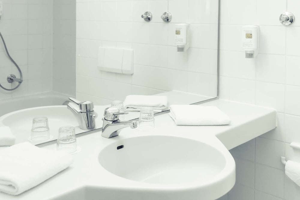 Standard Room, 1 Double Bed, Bathtub - Photo 7