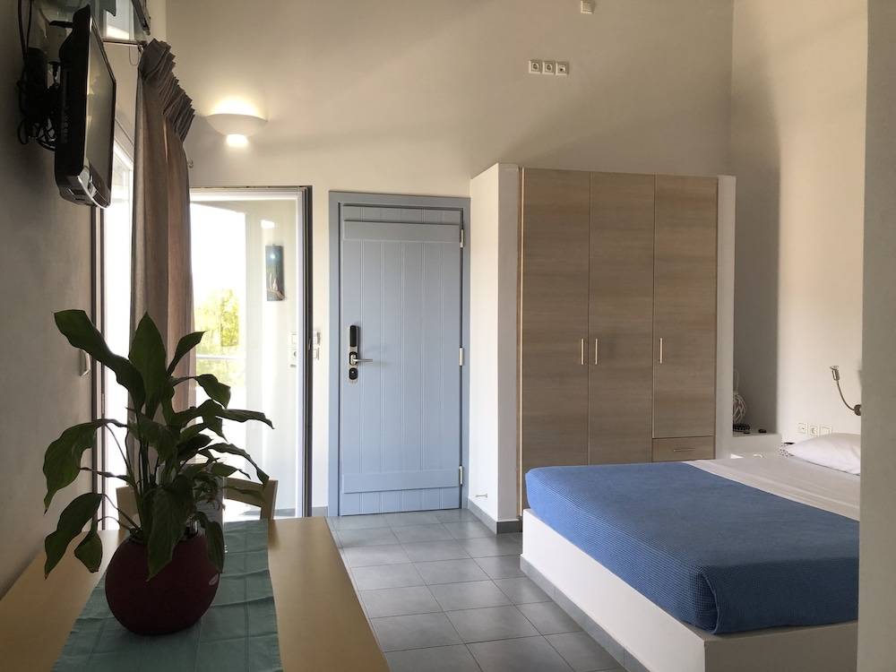 Deluxe Twin Room, 1 King Bed, Non Smoking, Sea View photo 2