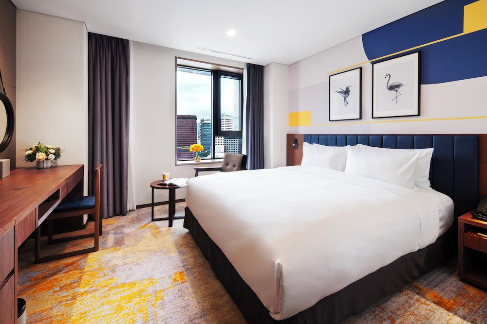 Deluxe Room, 1 King Bed, Accessible, City View - Photo 4