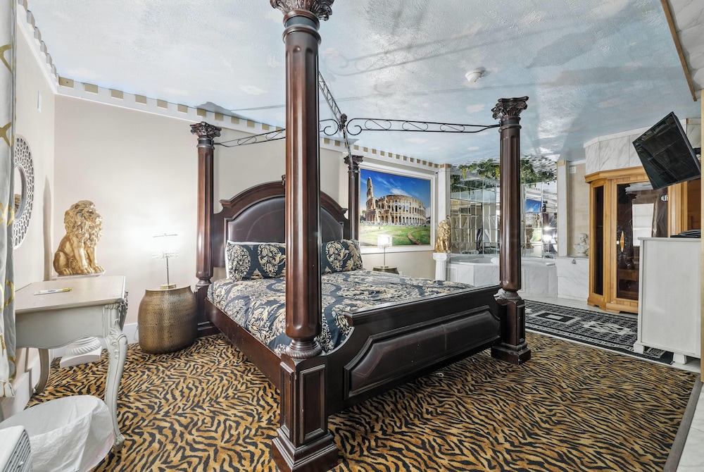 Suite, 1 King Bed, Non Smoking (Roman) - Photo 1