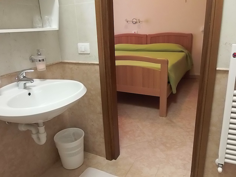 Double or Twin Room - Photo 5