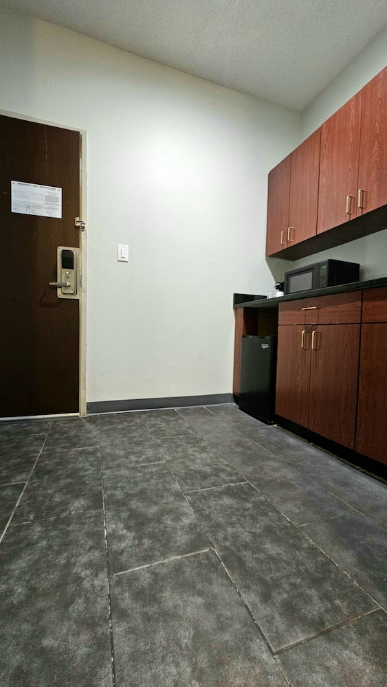Suite, 1 King Bed, Non Smoking, Jetted Tub - Photo 2