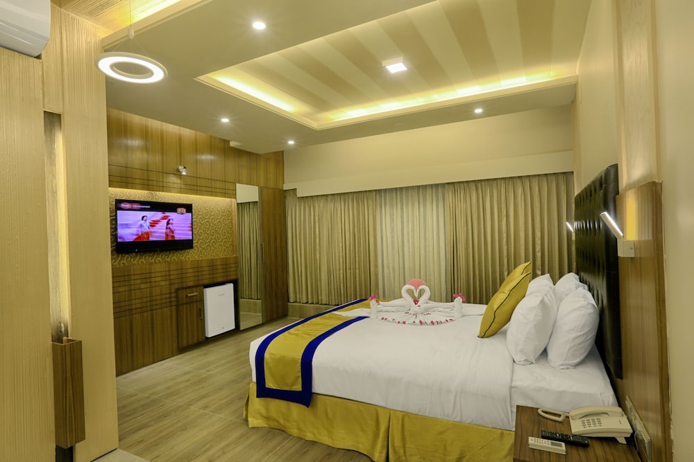 Business Suite, 1 King Bed, Smoking, 2 Bathrooms photo 2