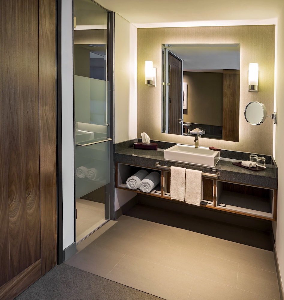 Luxury Room, 1 King Bed thumbnail 5