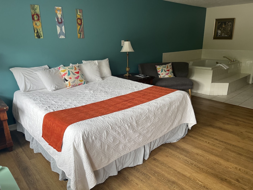 Room, 1 King Bed, Jetted Tub, Mountain View photo 1