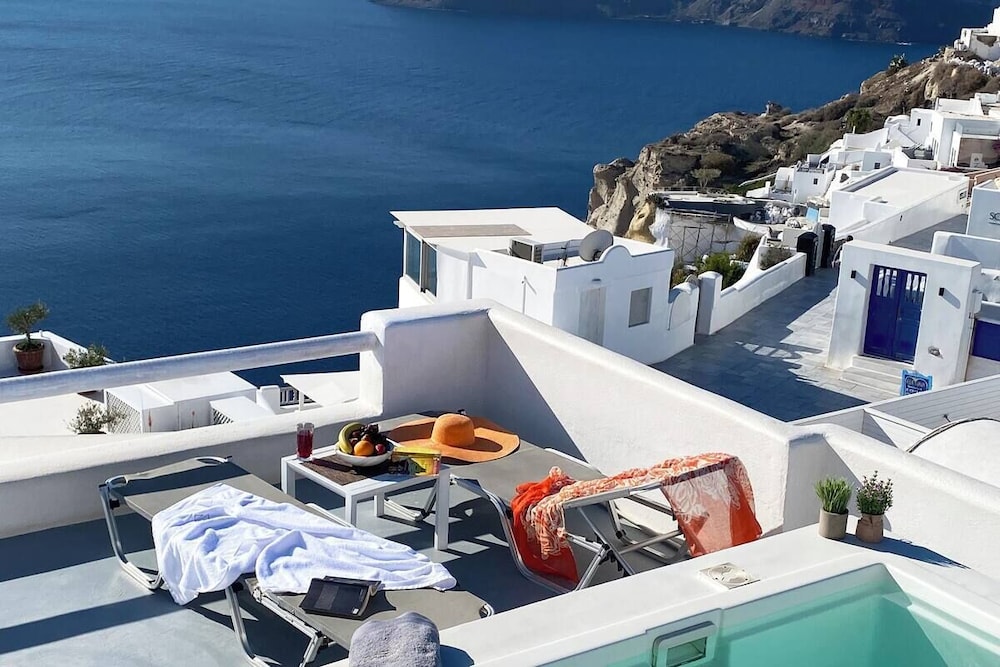 SophOia Junior Suite with Outdoor Plunge Pool & Caldera View