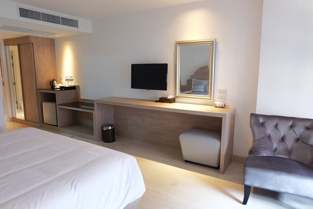 Deluxe Triple Room, 1 Bedroom, Non Smoking, Refrigerator photo 3