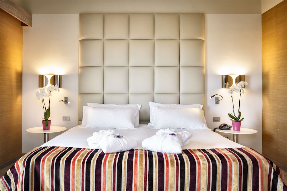 Suite - Photo 1