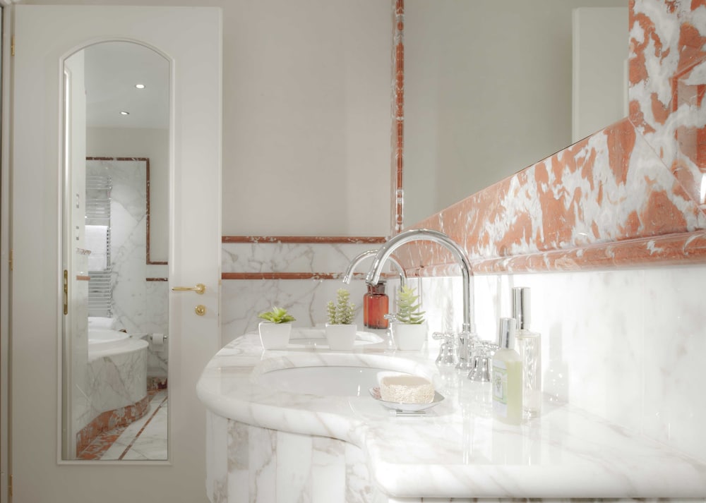 Deluxe Room (Tower with Jacuzzi) thumbnail 6