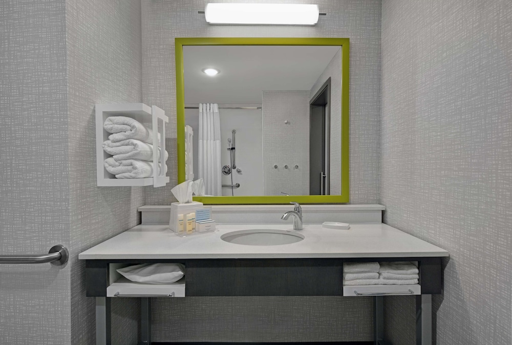 Room, 2 Queen Beds, Refrigerator & Microwave - Photo 4