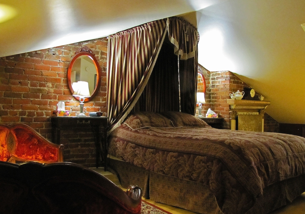Romantic Room, Multiple Beds, Non Smoking, Courtyard View