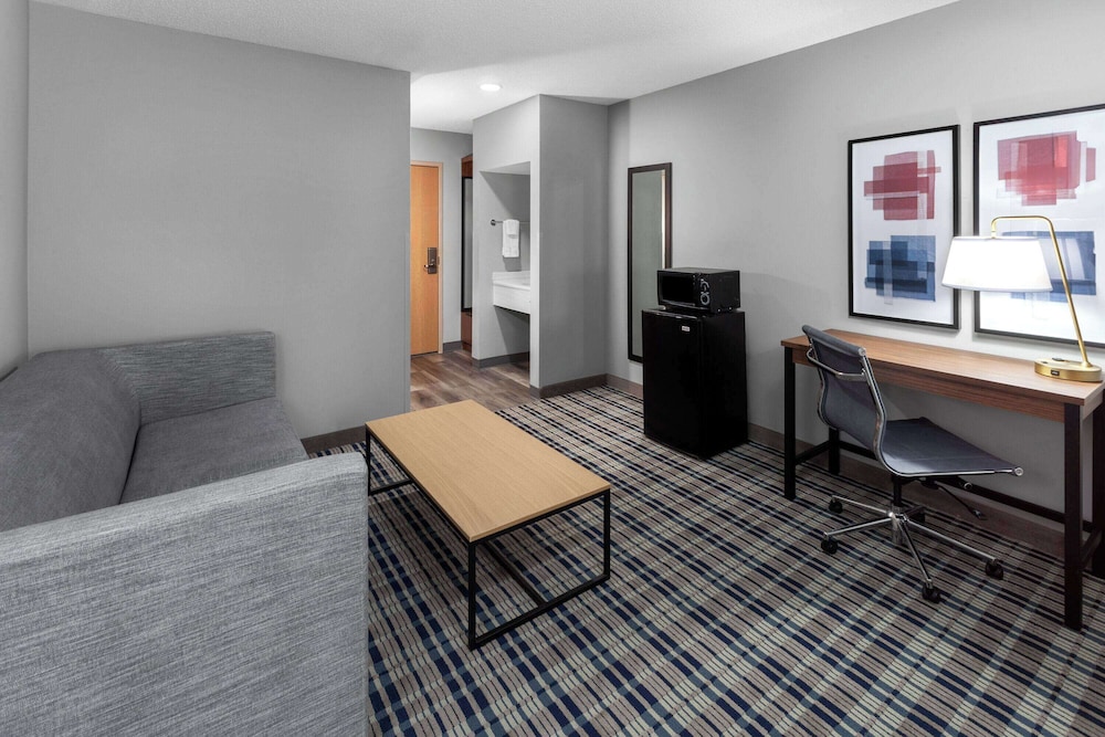 Studio Suite, Non Smoking (2 Queen Murphy Beds) photo 1